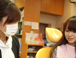 説明する歯科衛生士と患者